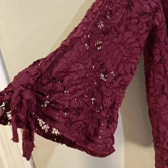 ❤️2/$30❤️[S]DO+BE Nordstrom Wide Bell Sleeve Wine Off  Shoulder Lace Blouse - Picture 3 of 6